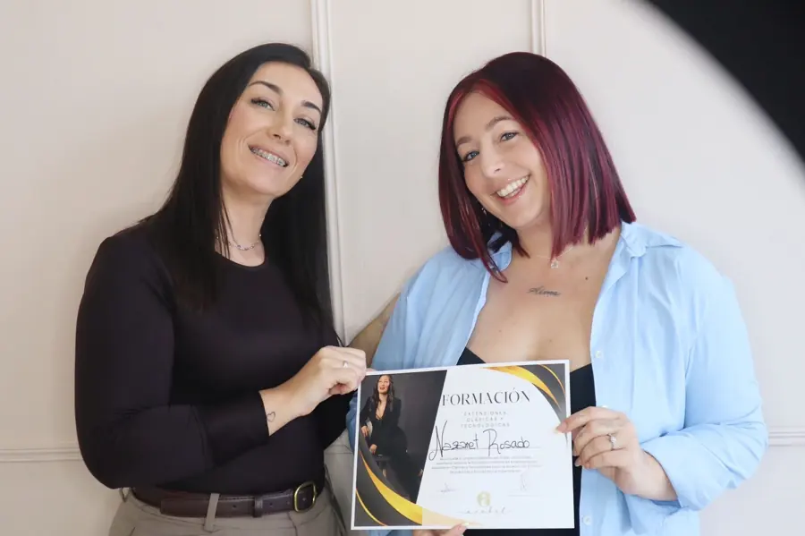 Alumna recibiendo su diploma oficial con Anabel Pérez
