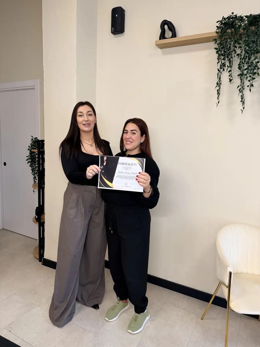 Alumna con diploma oficial de extensiones de pestañas