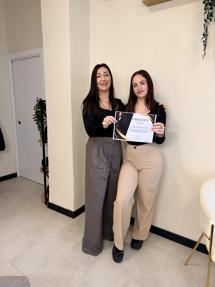 Alumna recibiendo su certificado de Lash Artist