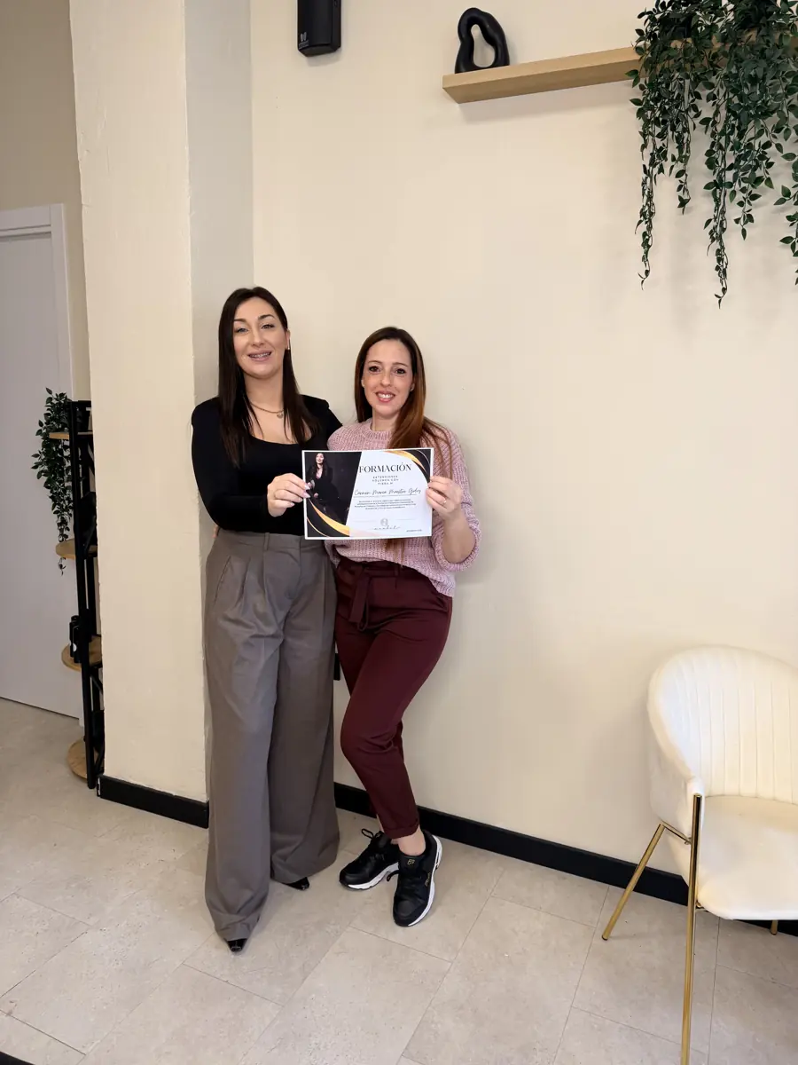 Alumna certificada en diseño de miradas y pestañas