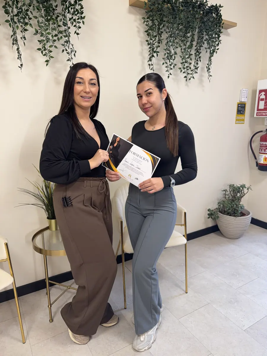 Alumna con diploma de técnica avanzada de pestañas